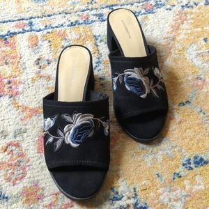 Liz Claiborne Shayla Floral Embroidered Peep Toe Slip On Block Heel Mules Black